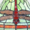 Lampan stil Tiffany med ett målat glas bildar en uppsättning trollsländor