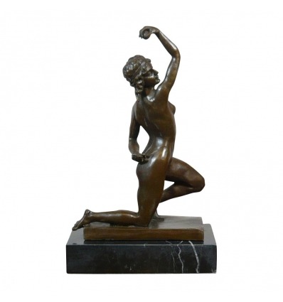 Sculpture 100 % bronze HTdeco Écureuil sur Une Noisette Statuette Sculpture en Bronze