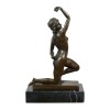 Romano è impegnato per il gioco della palla - Statua in bronzo antico - 