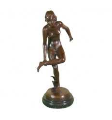 Naken kvinna i brons