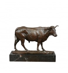 Estatua de bronce de un toro
