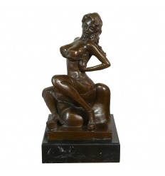 Estatua erótica de bronce de una mujer desnuda.