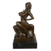 Statua in bronzo erotico di una donna nuda seduta - 