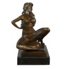 Statue en bronze érotique d'une femme nue assise - 