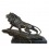 Statue en bronze d'un lion sur un rocher