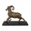 Estatua de bronce de un carnero.