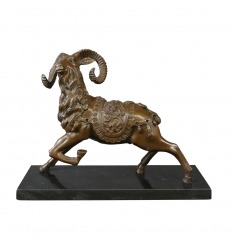 Estatua de bronce de un carnero.