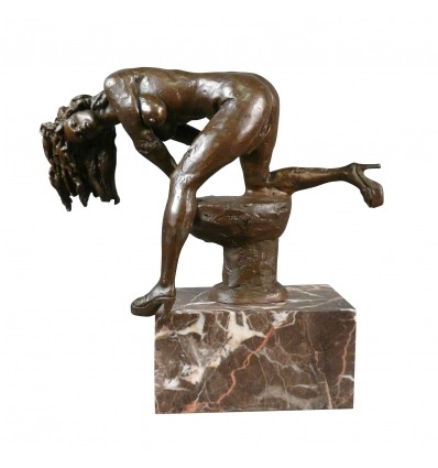 Socha z bronzu ženy - nahé erotické sousoší