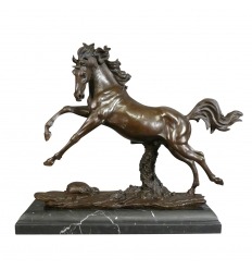 Koń - posąg z brązu
