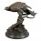 Escultura de bronce de un águila.