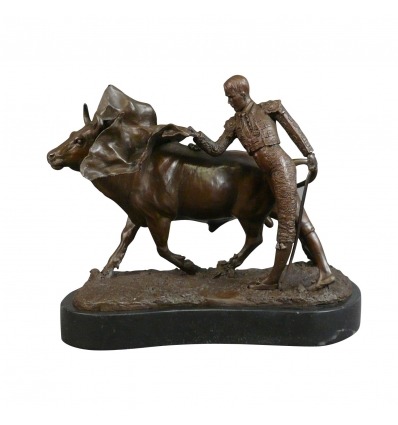 Espectáculo taurino - escultura en torero bronce, toros y caballos. - 