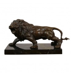 Bronzeskulpture eines Löwen auf einem schwarzen Marmorsockel