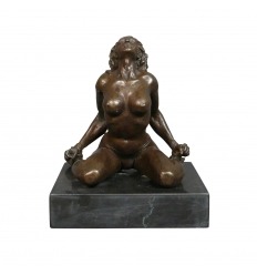 Bronsstaty av en naken kvinna