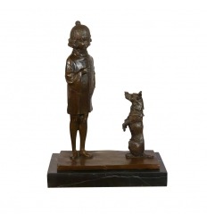 Bronsstaty av en liten flicka och hennes hund