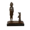 Pronssinen patsas pieni tyttö ja hänen koiransa - 