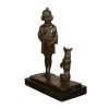 Estatua de bronce de una niña y su perro. - 