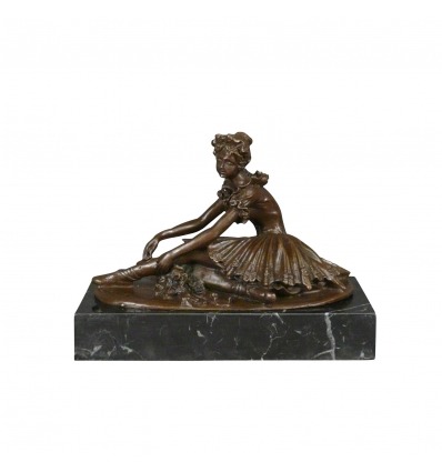 Памятник в бронзе молодой танцовщик раненых - скульптура