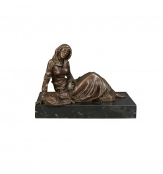 Estatua de bronce - una mujer y su gato