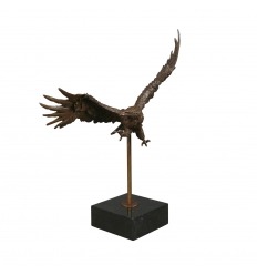 Бронзовая статуя орла