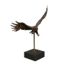 Estatua de bronce de un águila. - 