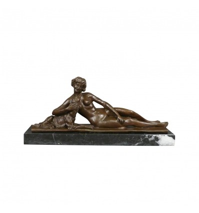 Statua in bronzo di una donna nuda sdraiata - 