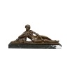 Statua in bronzo di una donna nuda sdraiata - 