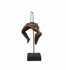 Bronzová socha nahé ženy pozastavena