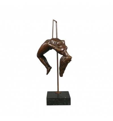 Estatua de bronce de una mujer desnuda colgada - Escultura