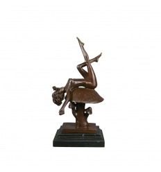 Estatua de bronce de una mujer desnuda - Alicia
