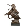 Staty i brons av ett lejon attackerar en vild tjur - skulptur