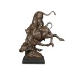 Bronzestatue eines Pumas, der einen wilden Stier angreift - Skulptur