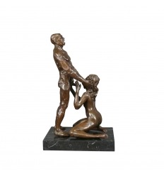 Estátua de Bronze de uma mulher e um homem