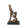 Бронзовая статуя мужчины и женщины - скульптура