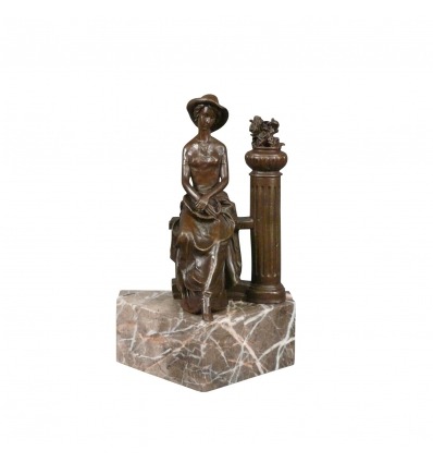 Bronzen Beeld van een vrouw zitten op een balustrade - 