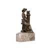 Statua in bronzo di una donna seduta su di una balaustra - 