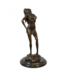 Pronssinen patsas alaston nainen
