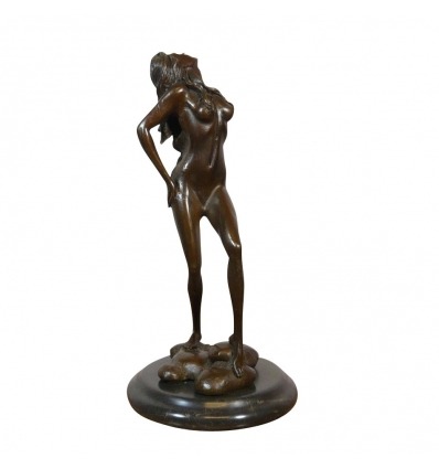 Bronzová socha nahé ženy