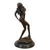 Estatua femenina en bronce desnudo