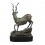 Statue af en hjort i bronze på en sten