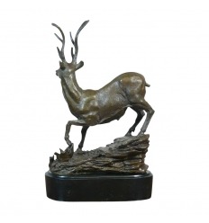 Estatua de un ciervo de bronce