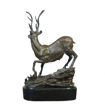 Statue af en hjort i bronze på en rock - skulpturer - 