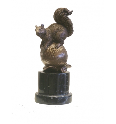 Sculpture en bronze - Écureuil sur une noisette - Statue bronze - 