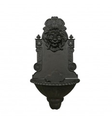 Żeliwna fontanna ściana lew głowa