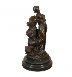 Estatua de bronce de la diosa griega Hebe