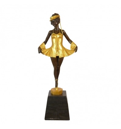 Estatua de bronce de una joven bailarina con bailarinas.