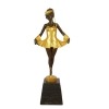 Estatua de bronce de una joven bailarina con bailarinas.