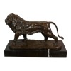 Statua in bronzo di un Leone che cammina nella savana - fauna selvatica - 