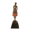 Estatua en bronces Vendedora en traje tradicional.