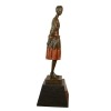 Sculpture d'une femme en bronze vendeuse en habit traditionnel
