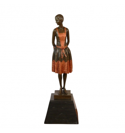 Vendedora en traje tradicional - estatua de bronce